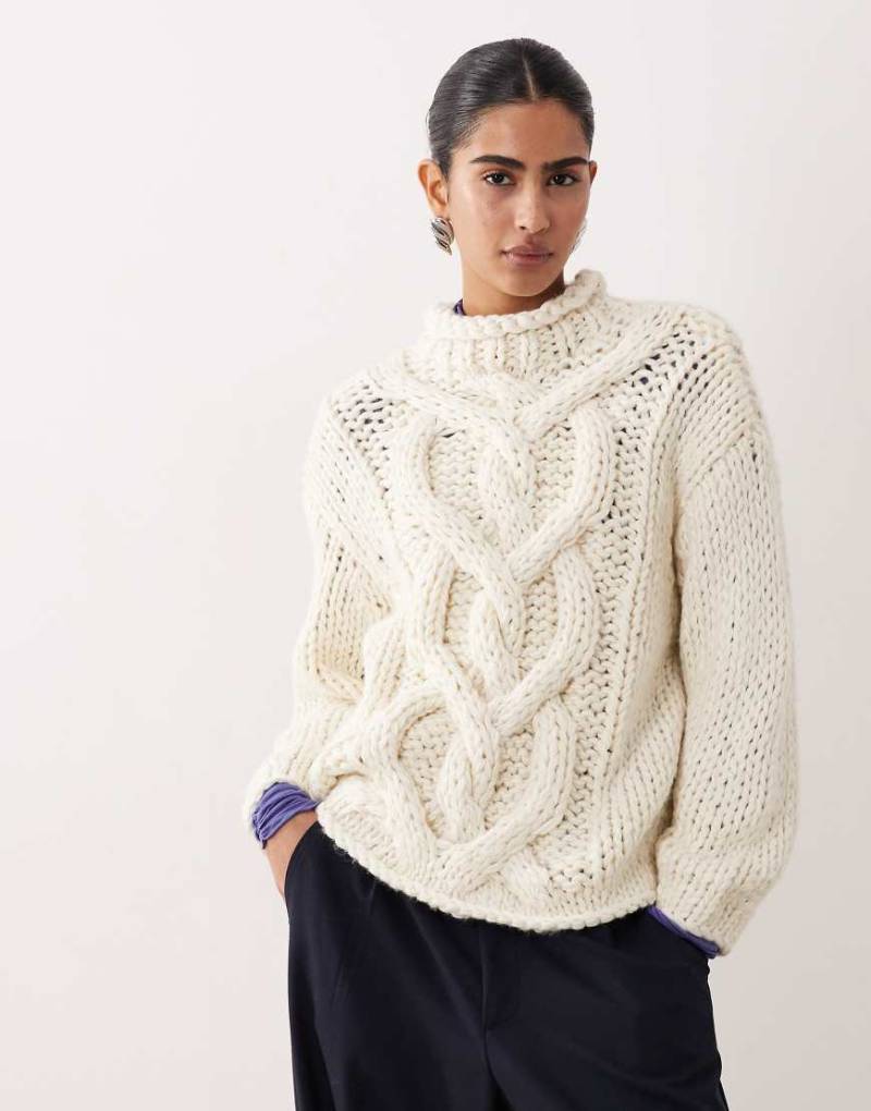 ASOS DESIGN - Strickpullover in Cremeweiß mit Zopfmuster in handgestrickter Optik und Rundhalsausschnitt von ASOS DESIGN
