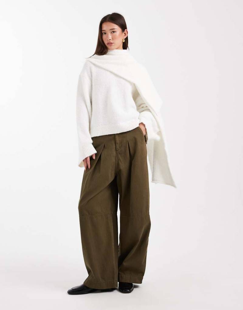 ASOS DESIGN - Strickpullover in Cremeweiß mit angenähtem Schal und Wollanteil von ASOS DESIGN