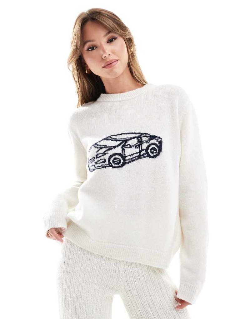 ASOS DESIGN - Strickpullover in Ecru mit Auto-Motiv-Weiß von ASOS DESIGN