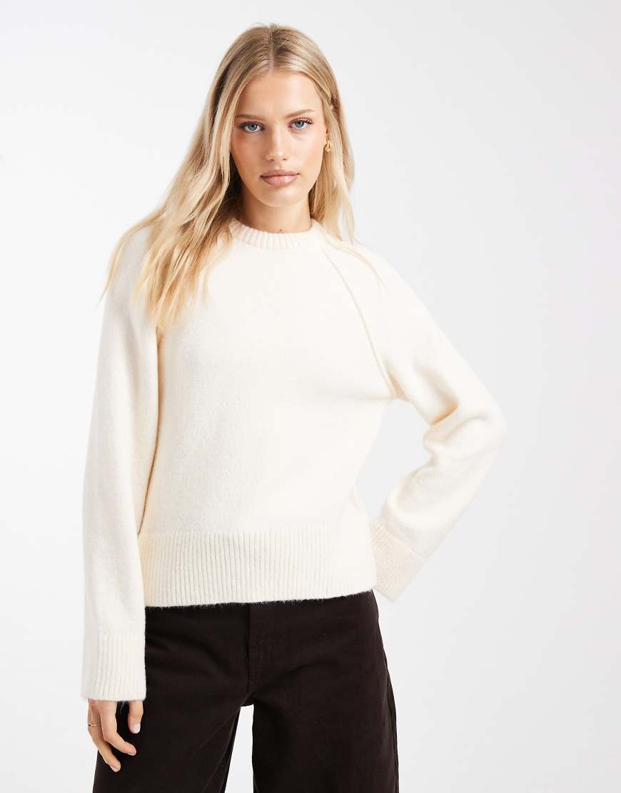 ASOS DESIGN - Strickpullover in Ecru mit Rundhalsausschnitt und Raglanärmeln-Weiß von ASOS DESIGN
