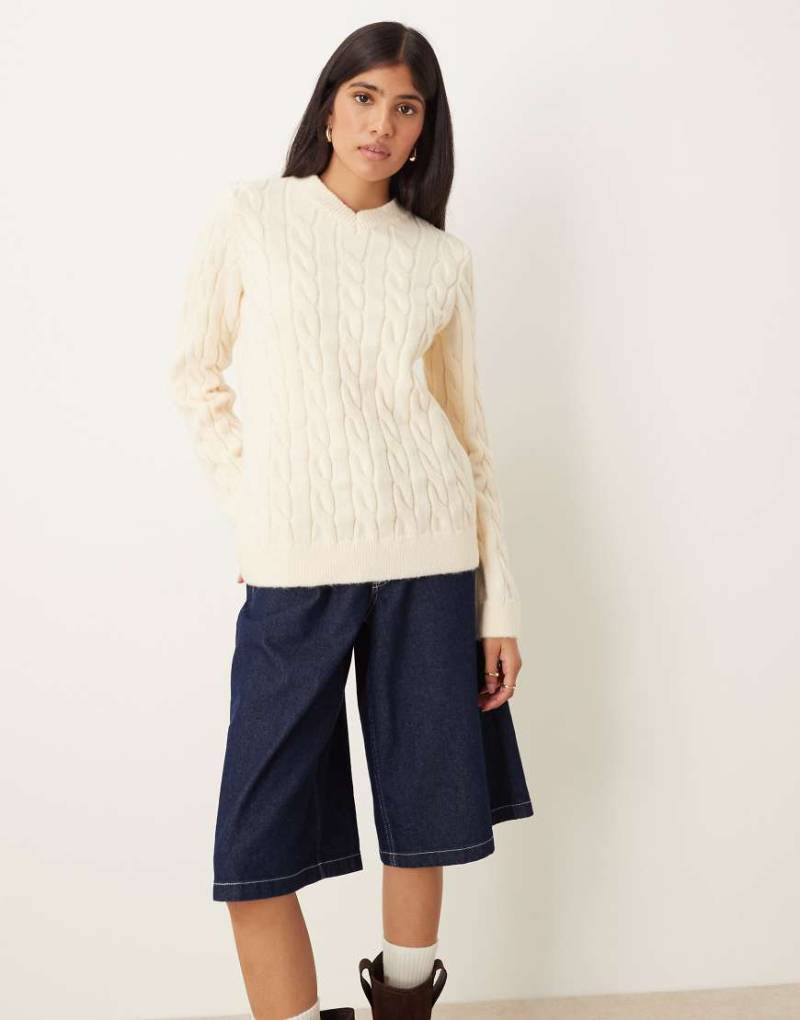 ASOS DESIGN - Strickpullover in Ecru mit Zopfmuster und hohem V-Ausschnitt-Weiß von ASOS DESIGN