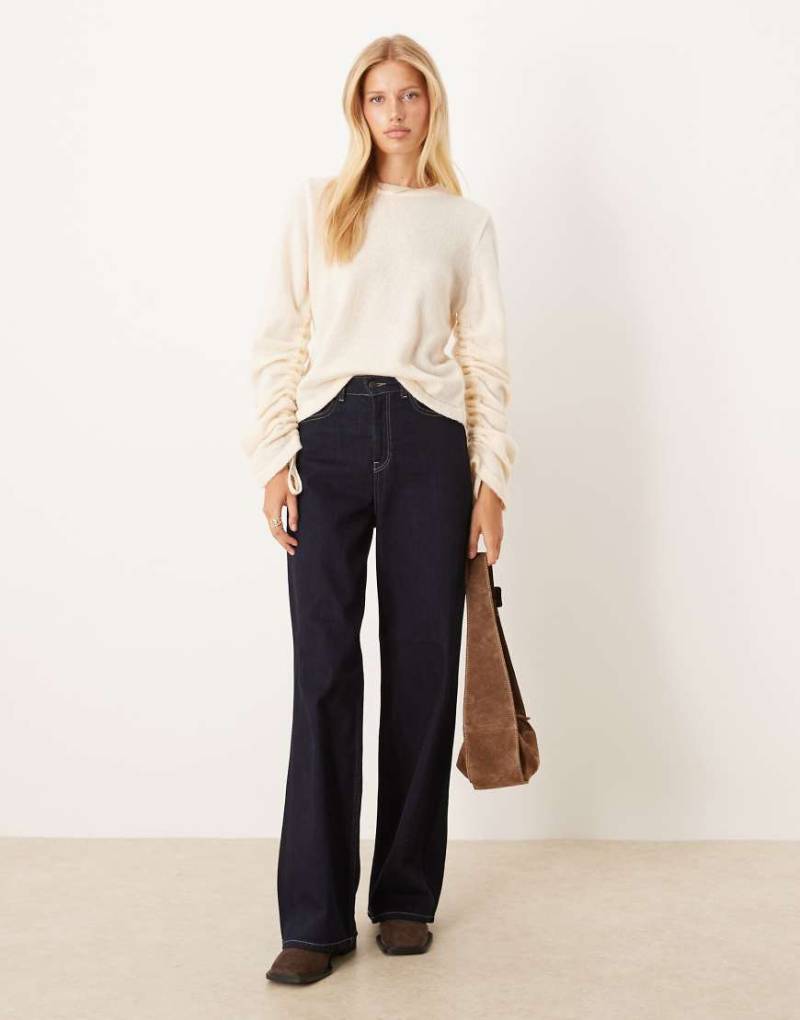 ASOS DESIGN - Strickpullover in Ecru mit gerafften Ärmeln-Weiß von ASOS DESIGN
