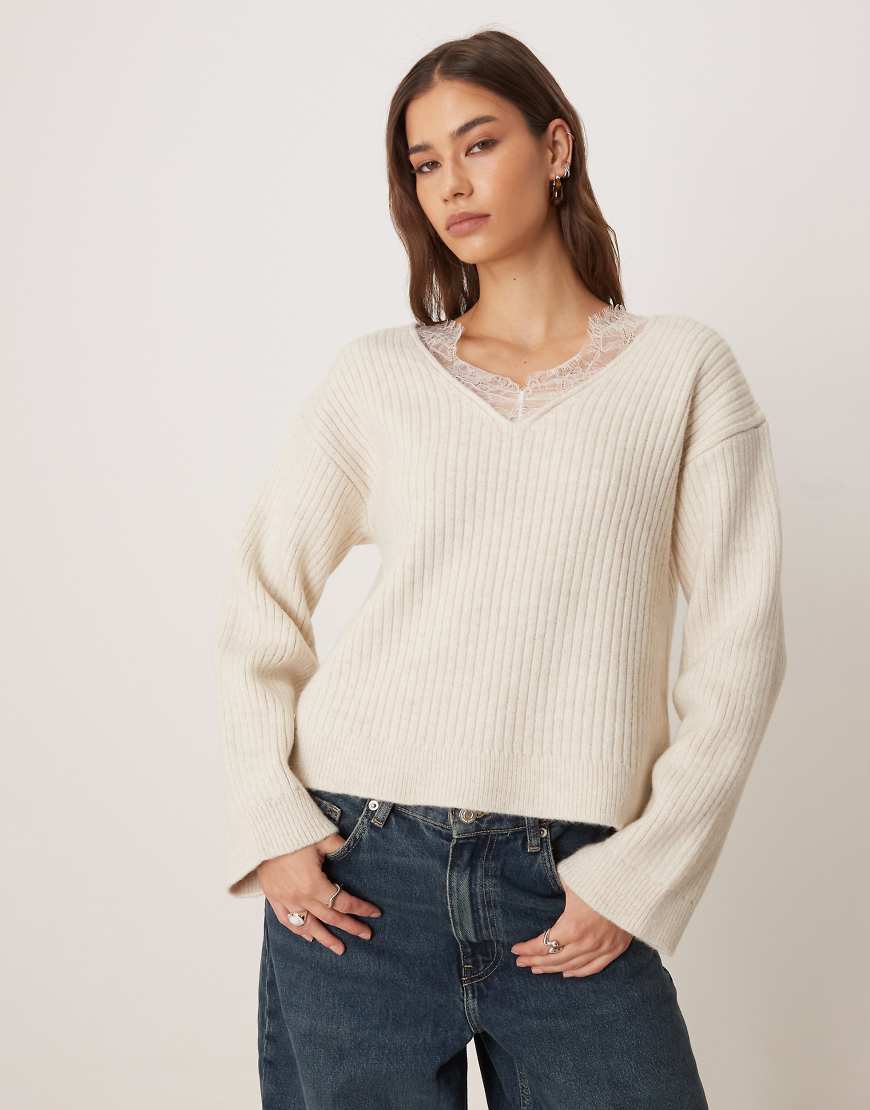 ASOS DESIGN - Strickpullover in Ecru mit tiefem V-Ausschnitt und Spitzenbesatz-Weiß von ASOS DESIGN