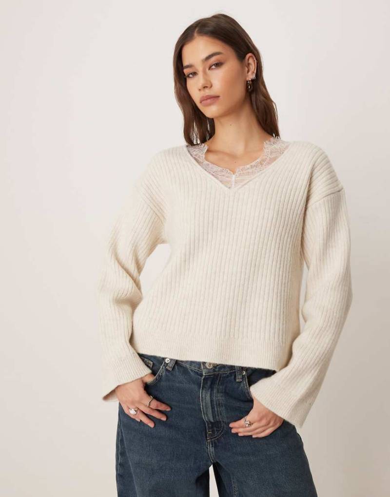 ASOS DESIGN - Strickpullover in Ecru mit tiefem V-Ausschnitt und Spitzenbesatz-Weiß von ASOS DESIGN