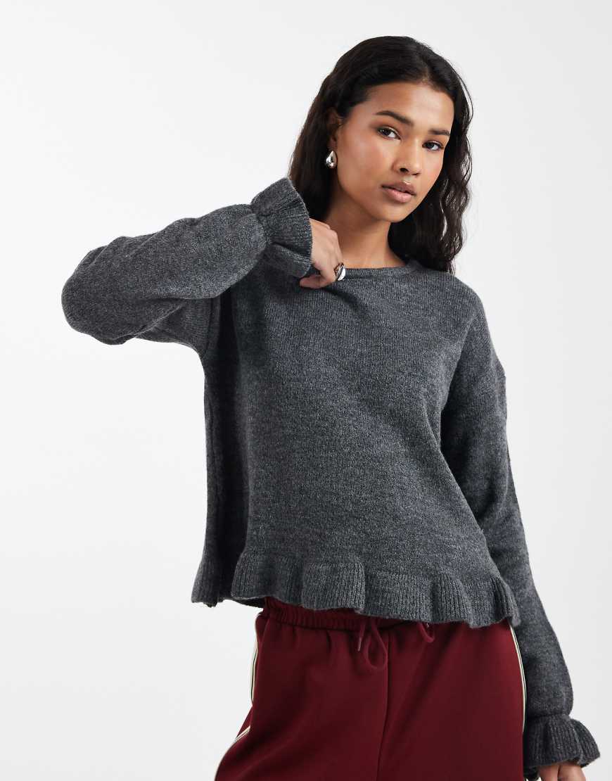 ASOS DESIGN - Strickpullover in Grau mit Rüschensaum von ASOS DESIGN