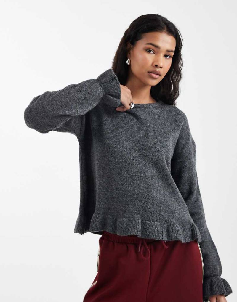 ASOS DESIGN - Strickpullover in Grau mit Rüschensaum von ASOS DESIGN