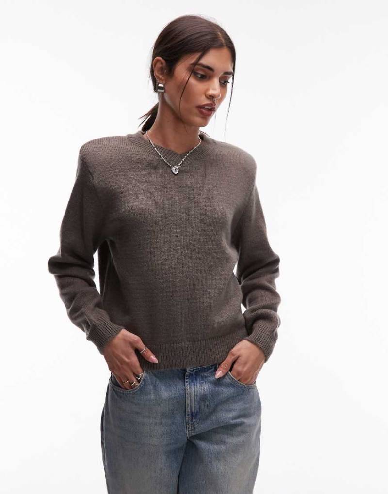 ASOS DESIGN - Strickpullover in Grau mit hohem V-Ausschnitt und Schulterpolstern von ASOS DESIGN