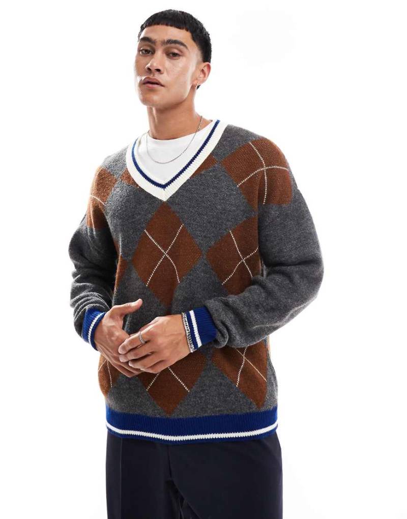 ASOS DESIGN - Strickpullover in Grau und Braun mit Rautenmuster und kastigem, lockerem Schnitt von ASOS DESIGN