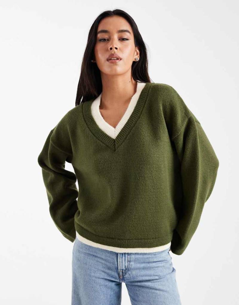 ASOS DESIGN - Strickpullover in Grün mit Doppellage und V-Ausschnitt von ASOS DESIGN
