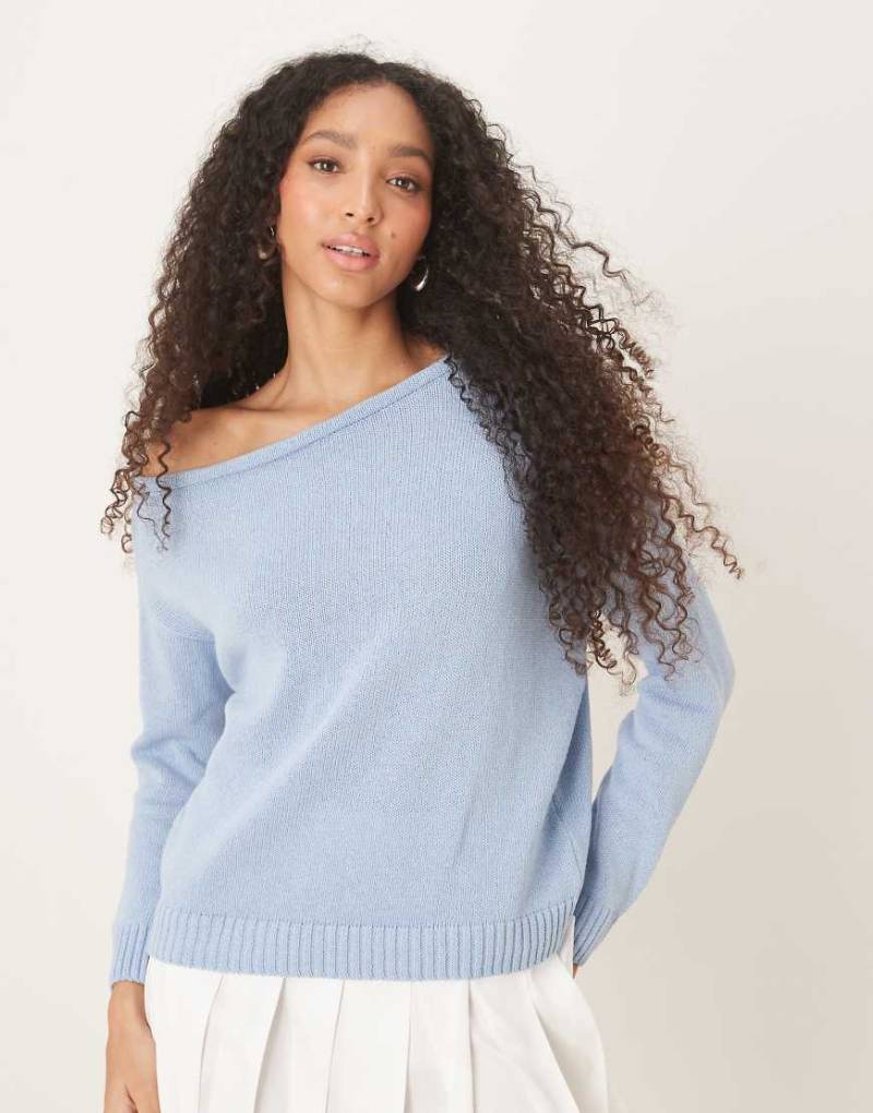 ASOS DESIGN - Strickpullover in Hellblau mit One-Shoulder-Ärmel von ASOS DESIGN