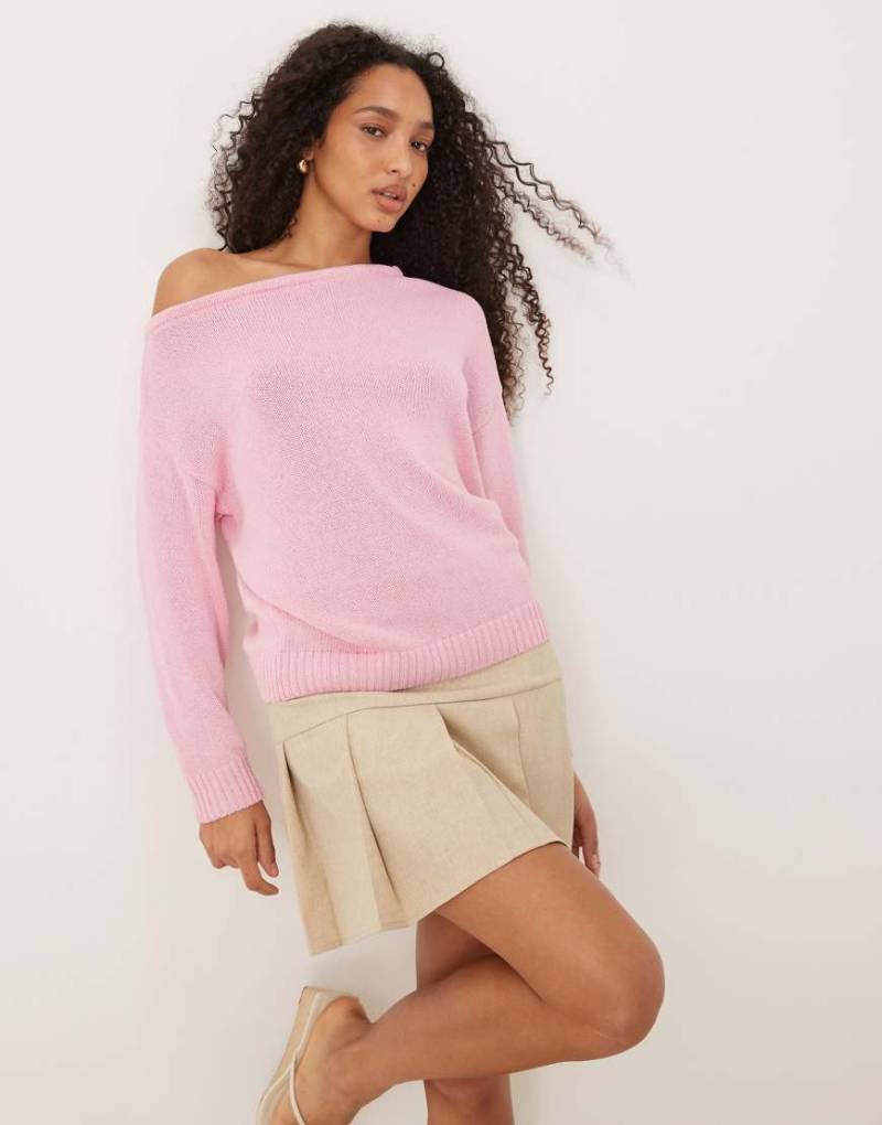 ASOS DESIGN - Strickpullover in Hellrosa mit One-Shoulder-Ärmel von ASOS DESIGN
