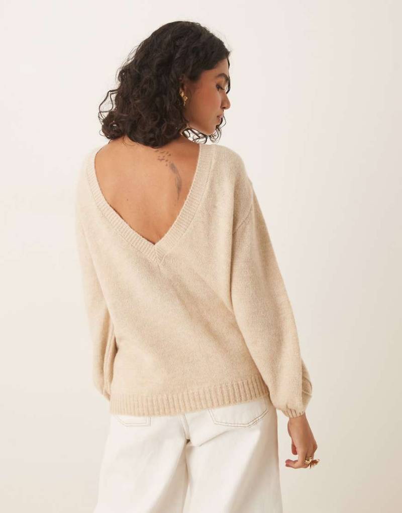 ASOS DESIGN - Strickpullover in Honigbeige mit Rückenausschnitt-Neutral von ASOS DESIGN