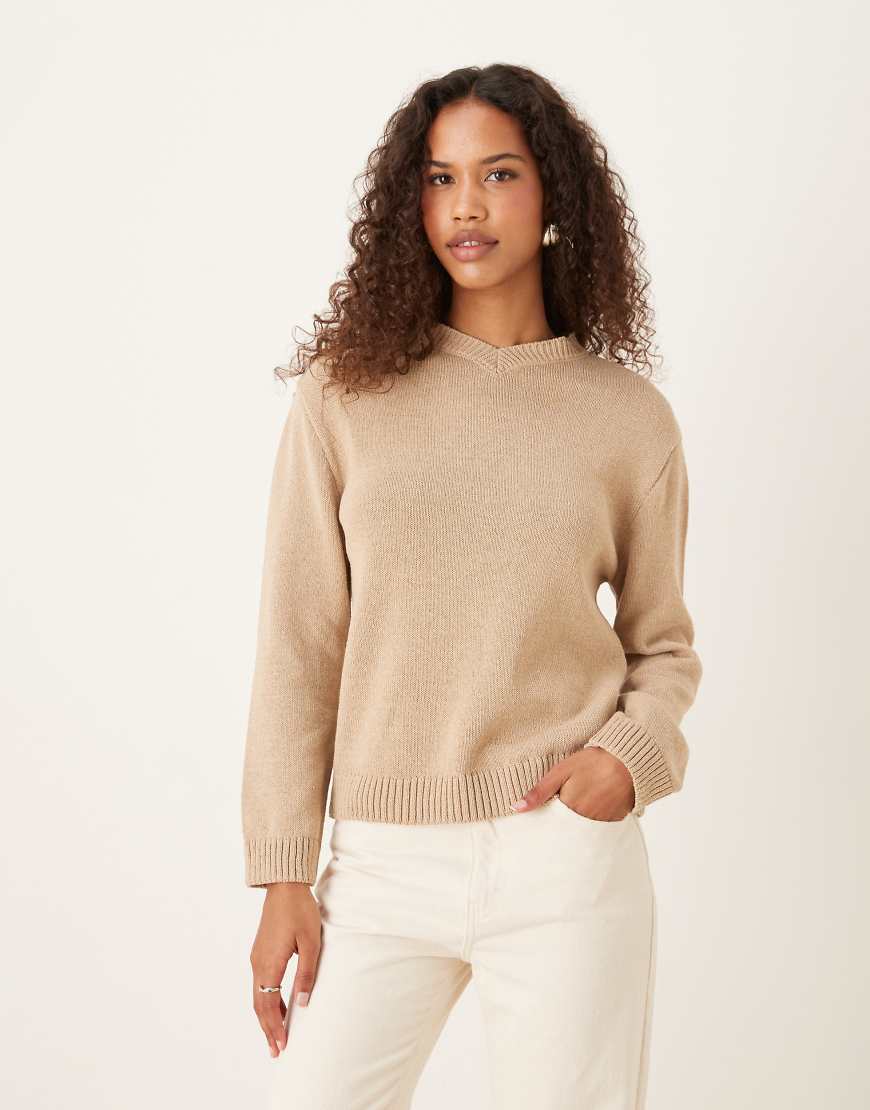ASOS DESIGN - Strickpullover in Honigbeige mit hochgeschlossenem V-Ausschnitt-Neutral von ASOS DESIGN