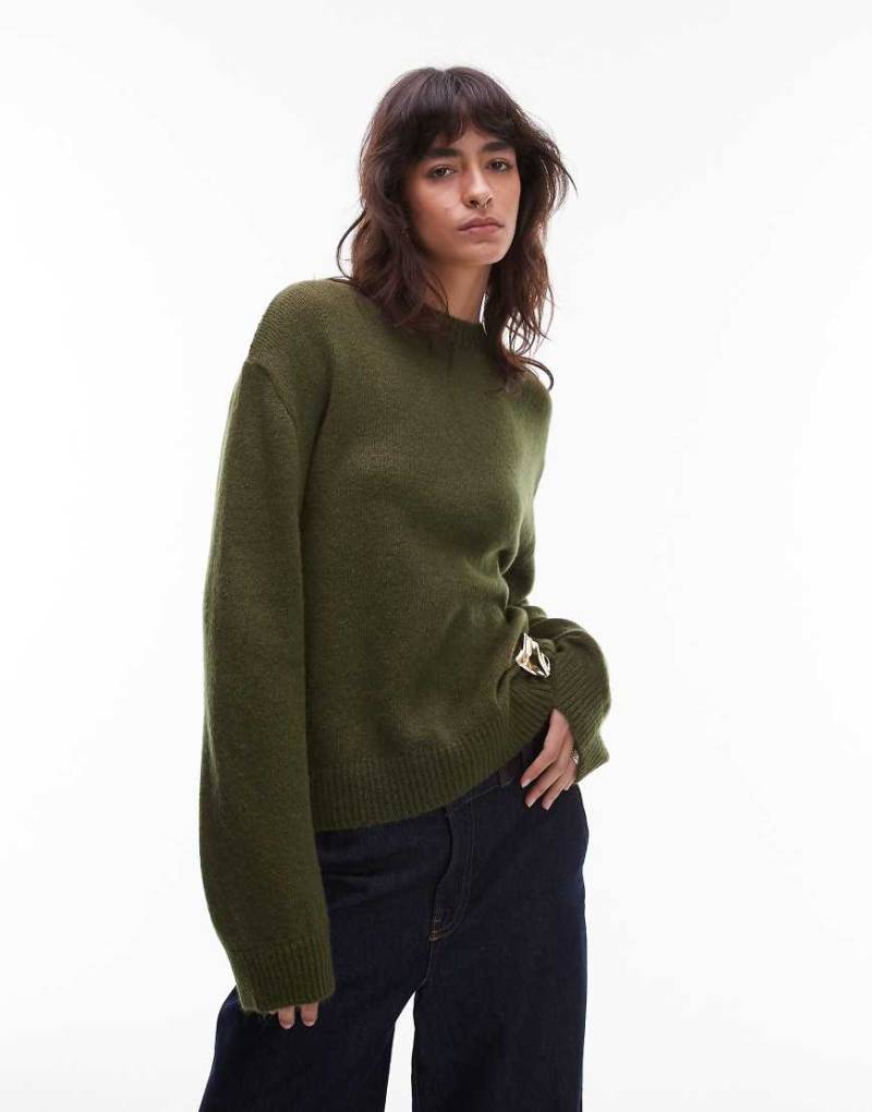 ASOS DESIGN - Strickpullover in Khaki mit Rundhalsausschnitt und goldfarbenem Metall-Detail-Grün von ASOS DESIGN