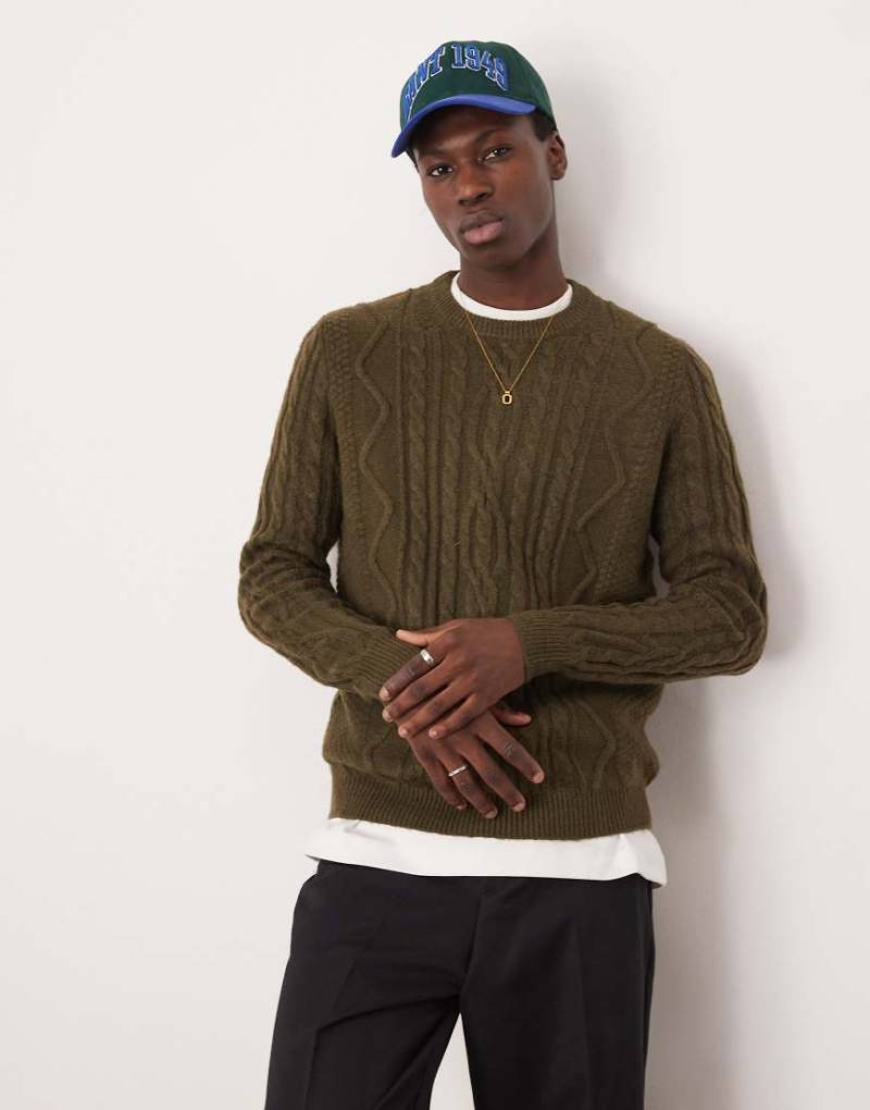 ASOS DESIGN - Strickpullover in Khaki mit Zopfmuster und Rundhalsausschnitt-Grün von ASOS DESIGN