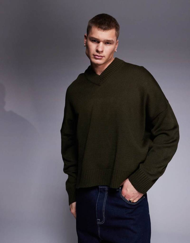 ASOS DESIGN - Strickpullover in Khaki mit kastigem Super-Oversize-Schnitt und V-Ausschnitt-Grün von ASOS DESIGN