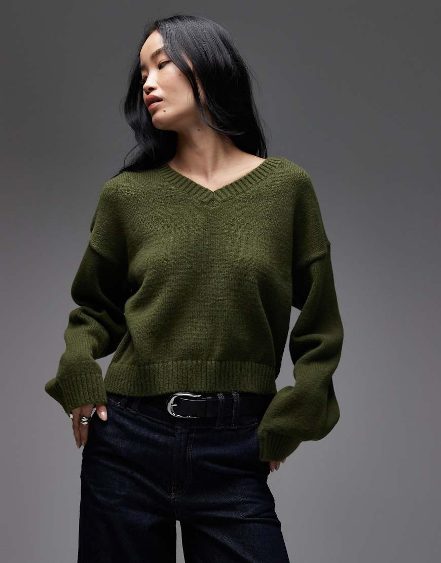 ASOS DESIGN - Strickpullover in Khaki mit weiten Ärmeln und V-Ausschnitt-Grün von ASOS DESIGN
