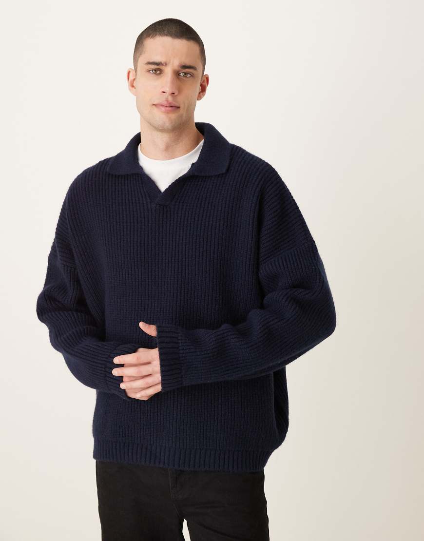 ASOS DESIGN - Strickpullover in Marineblau mit Patentmuster, extremer, kastiger Oversize-Passform und eingekerbtem Ausschnitt von ASOS DESIGN