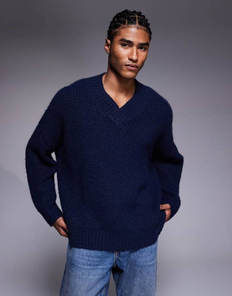 ASOS DESIGN - Strickpullover in Marineblau mit V-Ausschnitt und extremer Oversize-Passform ASOS DESIGN - Strickpullover in Marineblau mit V-Ausschnitt und extremer Oversize-Passform von ASOS DESIGN