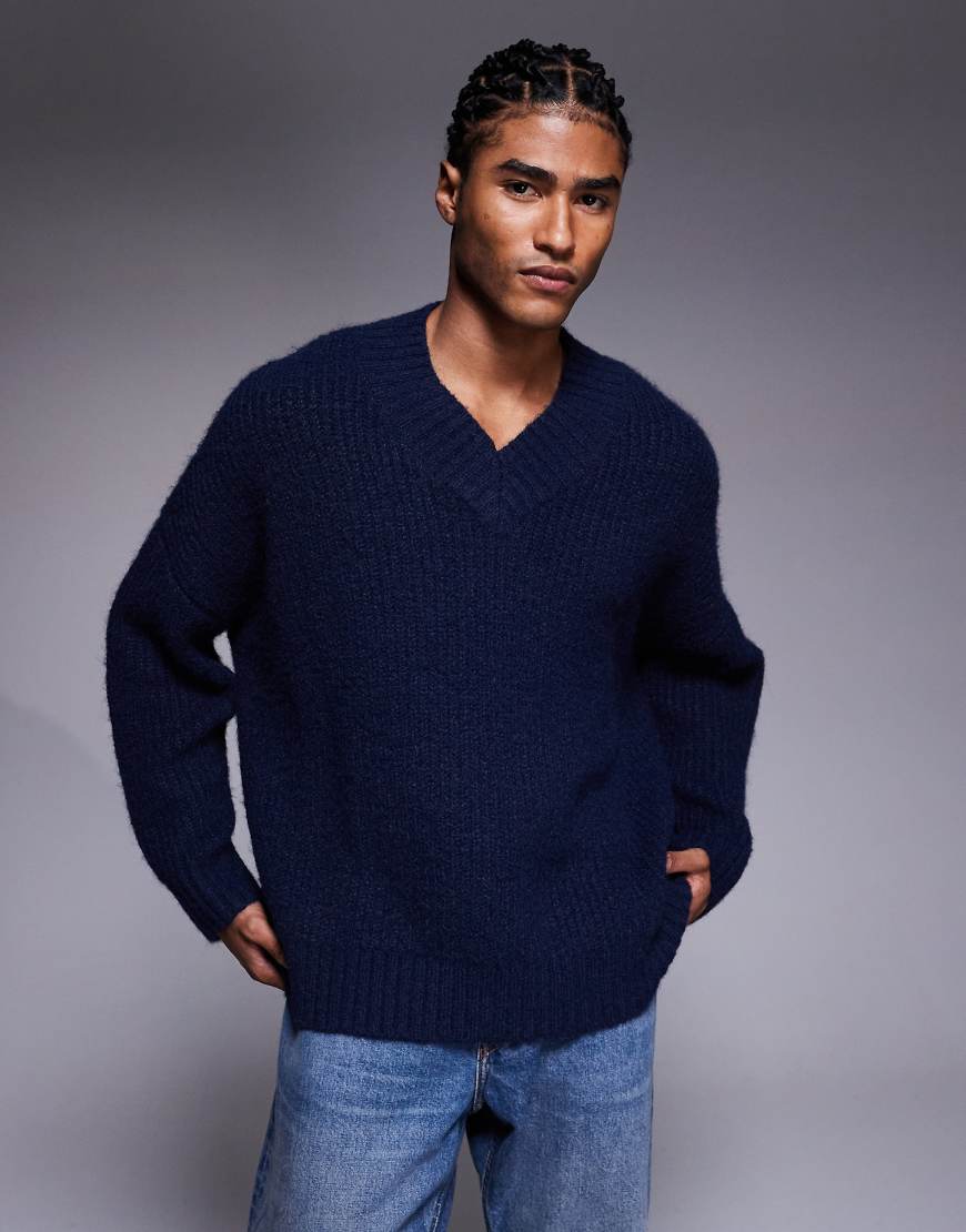 ASOS DESIGN - Strickpullover in Marineblau mit V-Ausschnitt und extremer Oversize-Passform von ASOS DESIGN