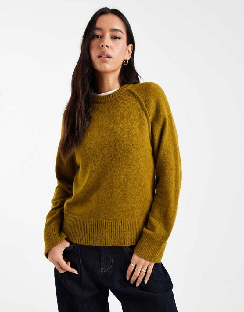 ASOS DESIGN - Strickpullover in Olivgrün mit Rundhalsausschnitt und Raglanärmeln von ASOS DESIGN