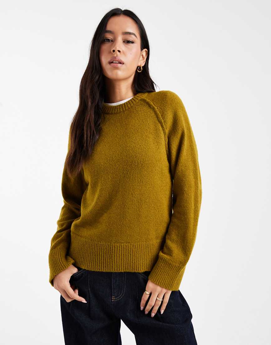 ASOS DESIGN - Strickpullover in Olivgrün mit Rundhalsausschnitt und Raglanärmeln von ASOS DESIGN