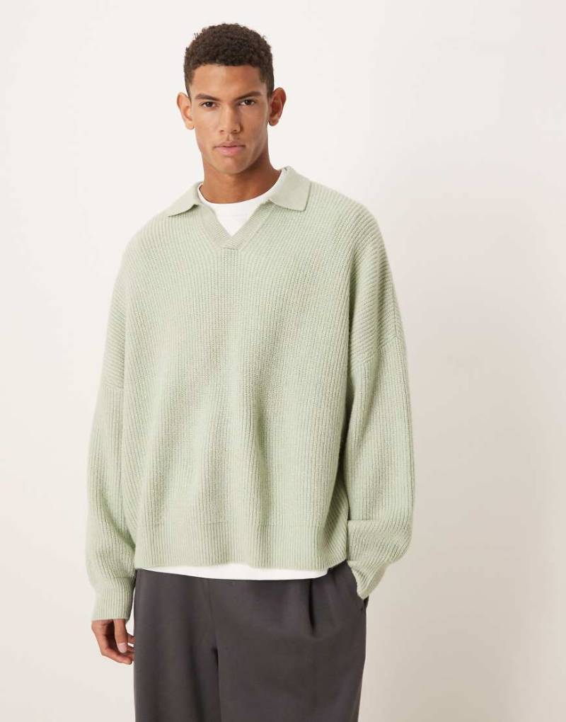 ASOS DESIGN - Strickpullover in Salbeigrün mit Patentmuster, kastigem Super-Oversize-Schnitt und eingekerbtem Ausschnitt von ASOS DESIGN