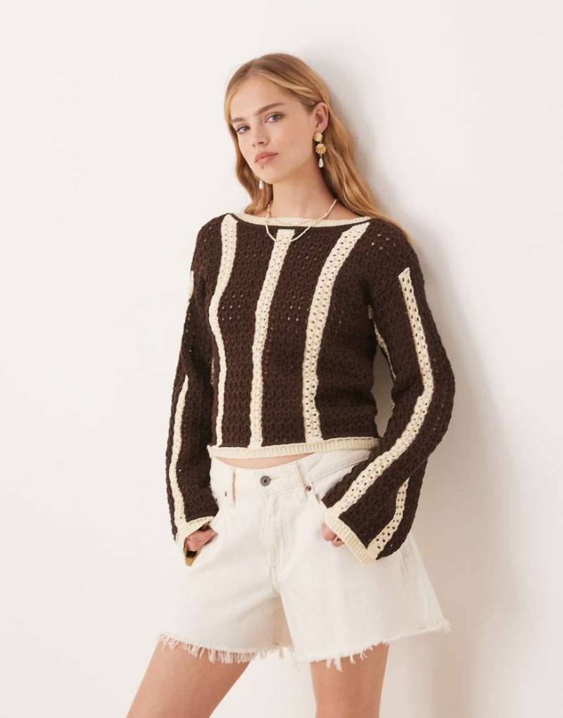 ASOS DESIGN - Strickpullover in Schokobraun mit Längsstreifen in Häkeloptik von ASOS DESIGN
