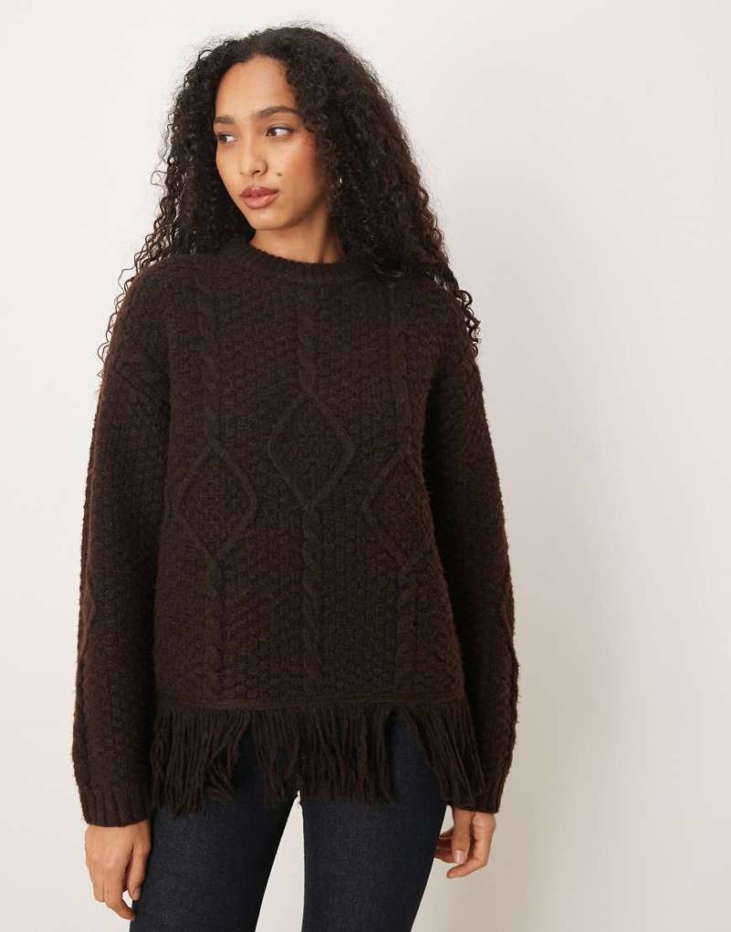 ASOS DESIGN - Strickpullover in Schokobraun mit Rundhalsausschnitt, Zopfmuster und Fransen-Brown von ASOS DESIGN