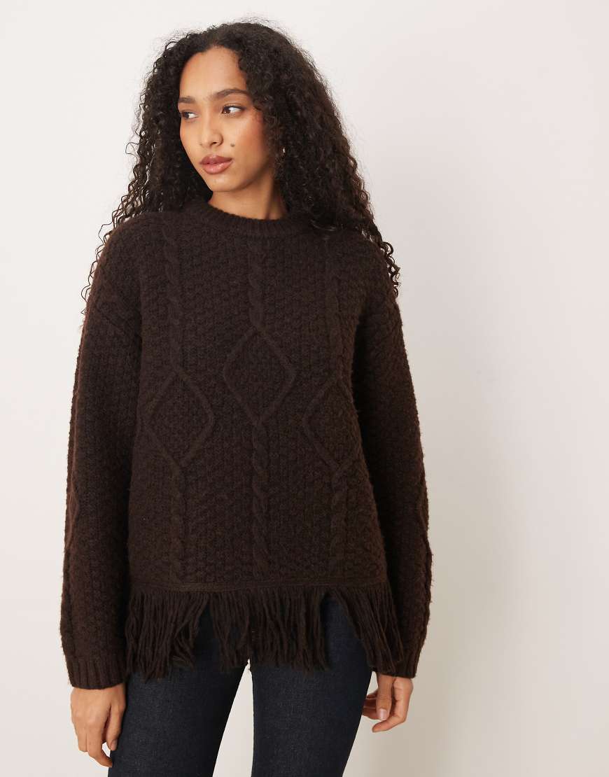 ASOS DESIGN - Strickpullover in Schokobraun mit Rundhalsausschnitt, Zopfmuster und Fransen-Brown ASOS DESIGN - Strickpullover in Schokobraun mit Rundhalsausschnitt, Zopfmuster und Fransen-Brown von ASOS DESIGN