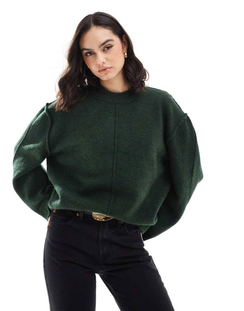 ASOS DESIGN - Strickpullover in Tannengrün mit Rundhalsausschnitt und sichtbaren Nähten von ASOS DESIGN