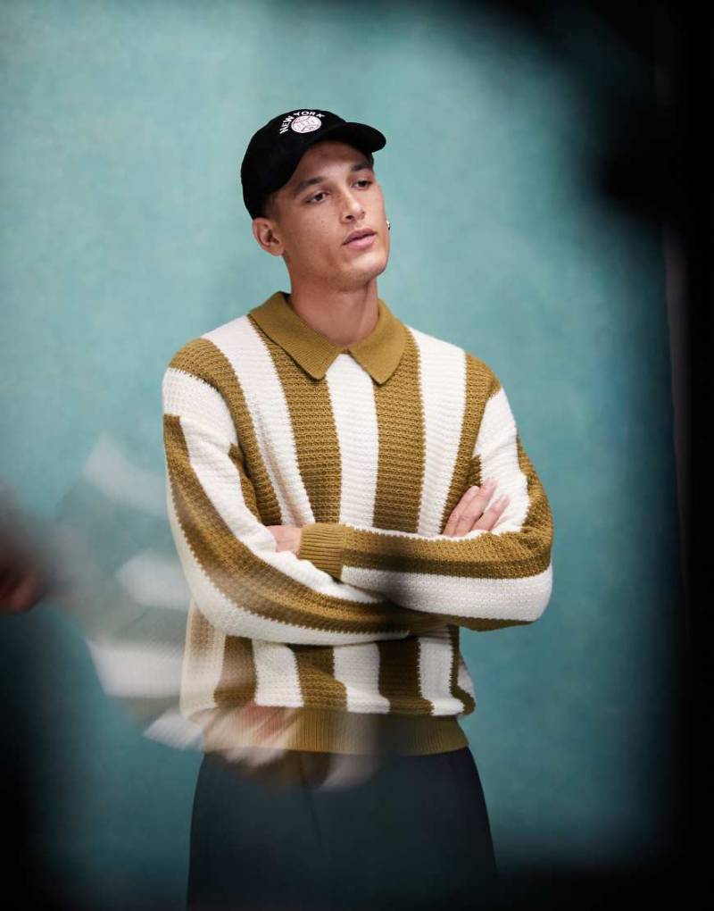 ASOS DESIGN - Locker geschnittener Strickpullover in gestreiftem Khaki mit Polokragen-Grün von ASOS DESIGN