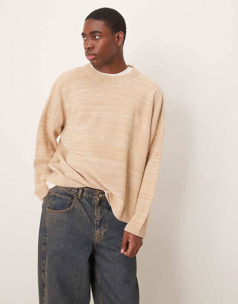 ASOS DESIGN - Strickpullover in Hellbeige meliertem mit Rundhalsausschnitt und kastigem Super-Oversize-Schnitt-Neutral von ASOS DESIGN