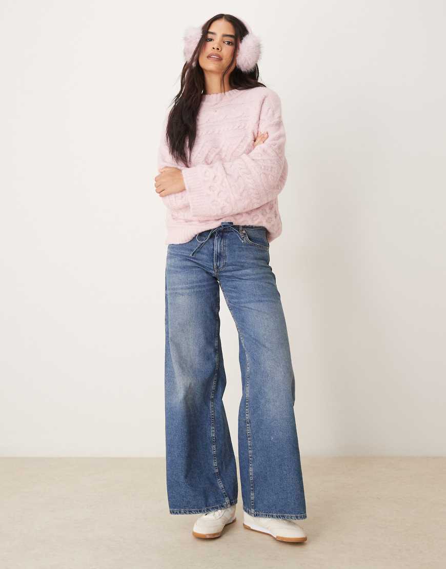 ASOS DESIGN - Strickpullover in sanftem Rosa mit 3D-Zopfmuster, und breiten Bündchen ASOS DESIGN - Strickpullover in sanftem Rosa mit 3D-Zopfmuster, und breiten Bündchen von ASOS DESIGN