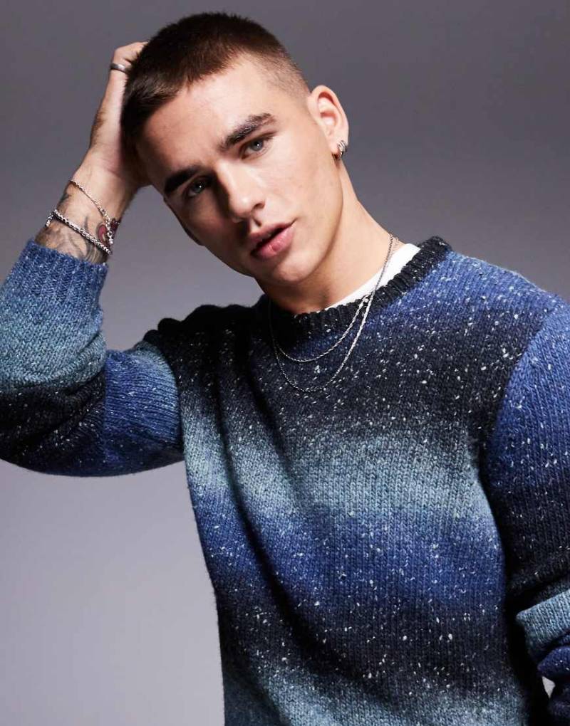 ASOS DESIGN - Strickpullover mit Farbverlauf-Streifen in Blau von ASOS DESIGN