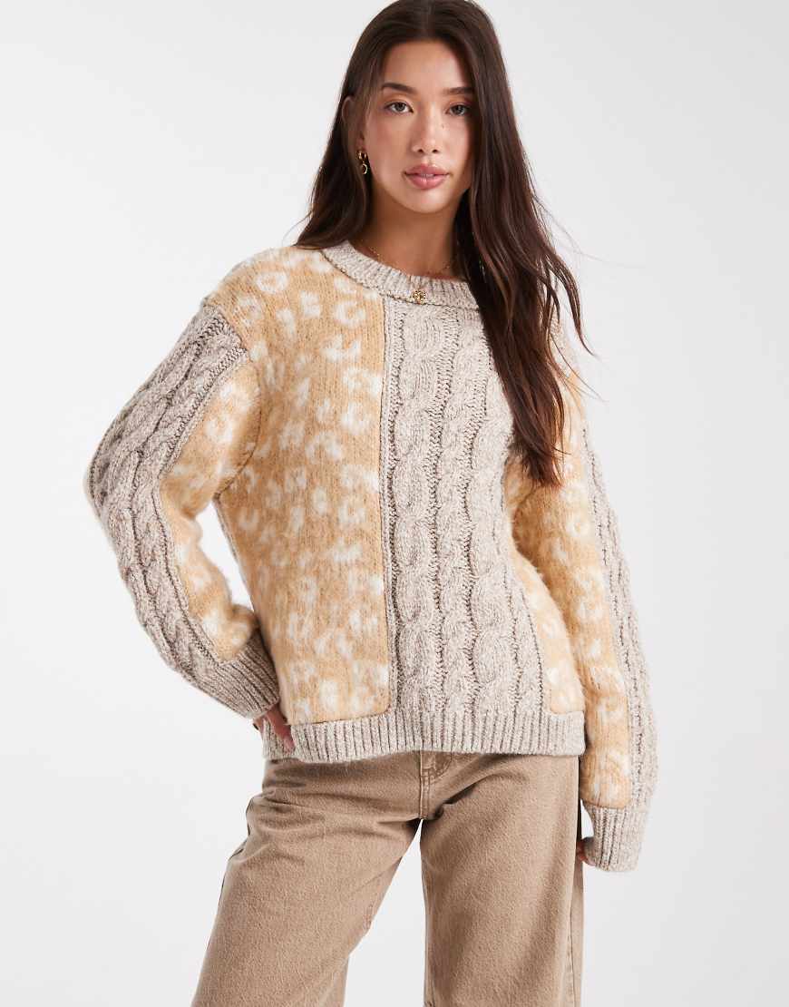 ASOS DESIGN - Strickpullover mit gemischtem Zopfmuster- und Animalprint-Design-Neutral von ASOS DESIGN