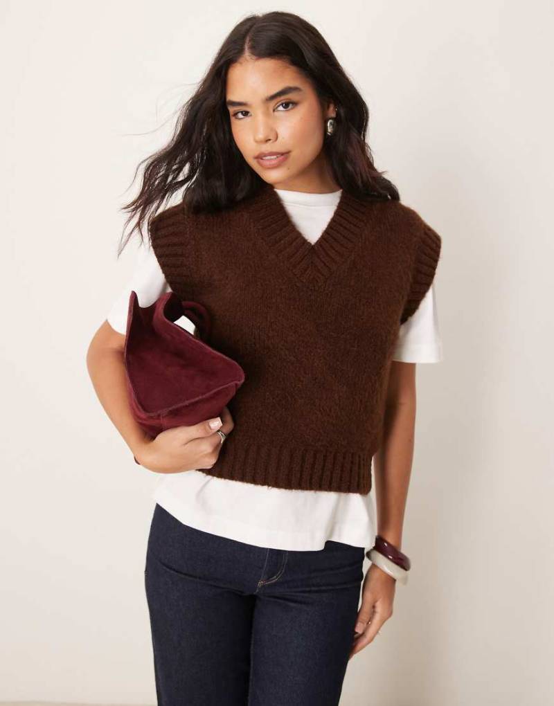 ASOS DESIGN - Strickpullunder in Schokobraun mit V-Ausschnitt von ASOS DESIGN