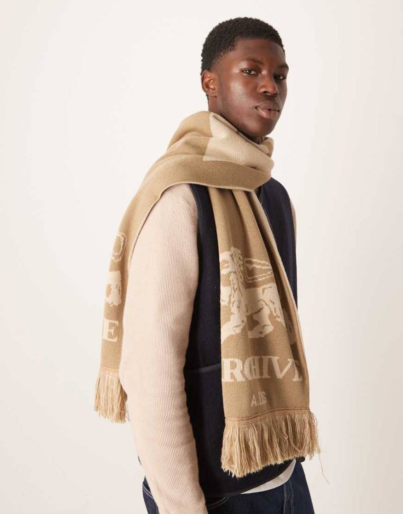ASOS DESIGN - Strickschal in Neutral mit „Archive"-Motiv ASOS DESIGN - Strickschal in Neutral mit „Archive"-Motiv von ASOS DESIGN