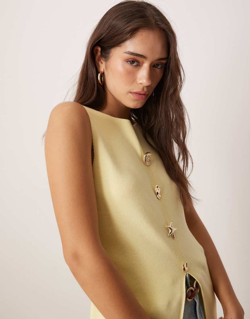 ASOS DESIGN - Strickweste in Buttermilchgelb mit U-Boot-Ausschnitt und mehreren Knöpfen von ASOS DESIGN