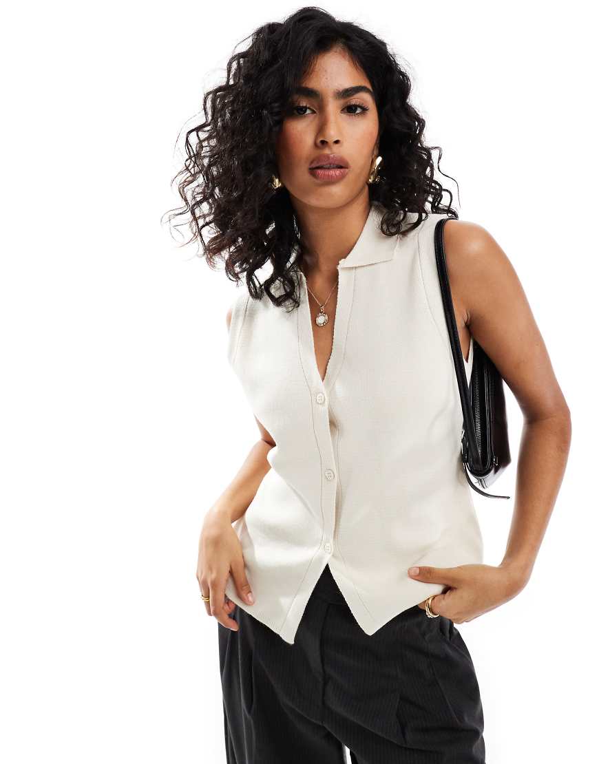 ASOS DESIGN - Strickweste in Ecru mit Kragen-Weiß von ASOS DESIGN