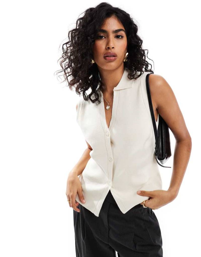 ASOS DESIGN - Strickweste in Ecru mit Kragen-Weiß von ASOS DESIGN
