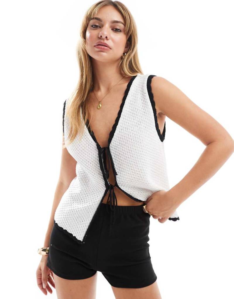 ASOS DESIGN - Strickweste in Weiß mit Kontrast-Zierstreifen von ASOS DESIGN