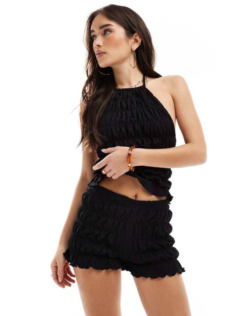 ASOS DESIGN - Strukturierte, gesmokte Hotpants in schwarz mit kleinen Rüschen von ASOS DESIGN
