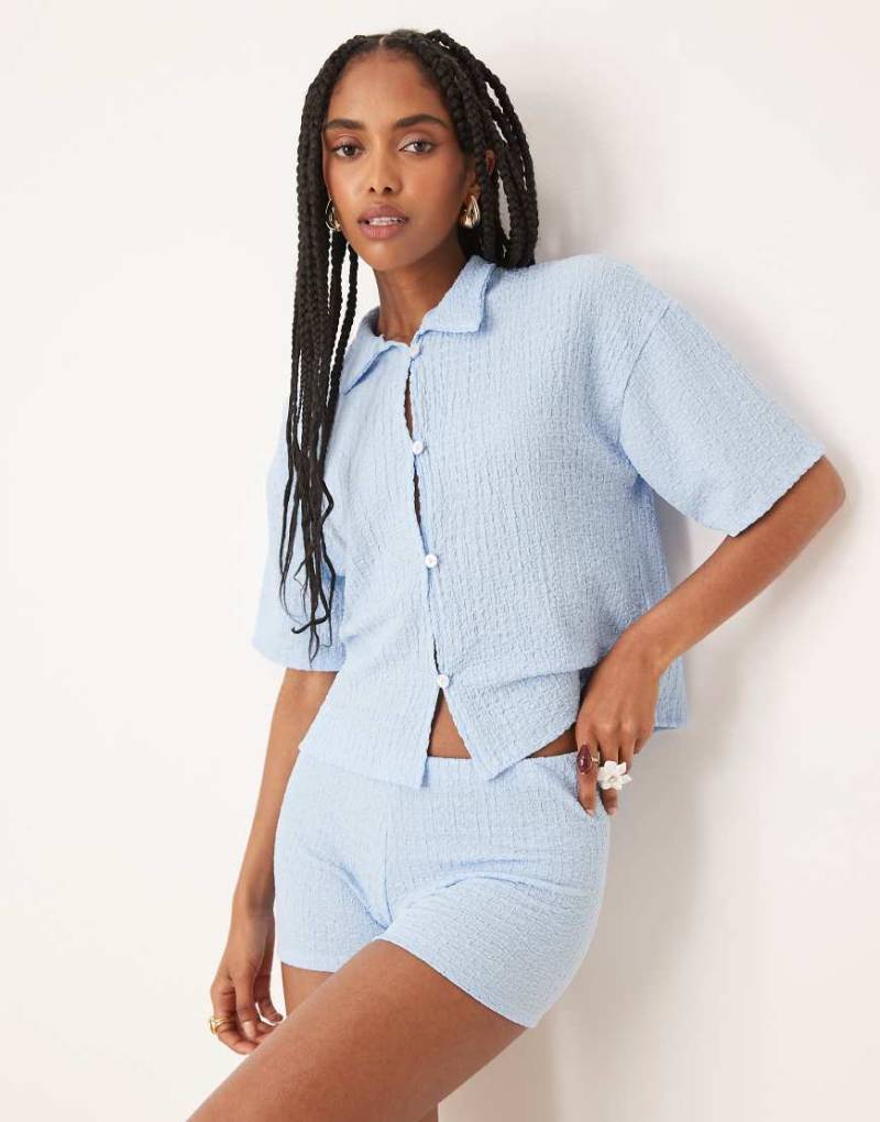 ASOS DESIGN - Strukturierte, knapp geschnittene Shorts in Blau mit Spitze und Lochstickerei, Kombiteil ASOS DESIGN - Strukturierte, knapp geschnittene Shorts in Blau mit Spitze und Lochstickerei, Kombiteil von ASOS DESIGN
