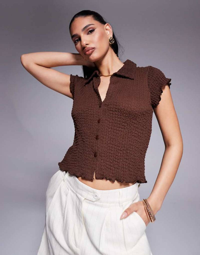 ASOS DESIGN - Strukturierte, kurzärmlige Bluse in Schokobraun mit durchgehender Knopfleiste von ASOS DESIGN