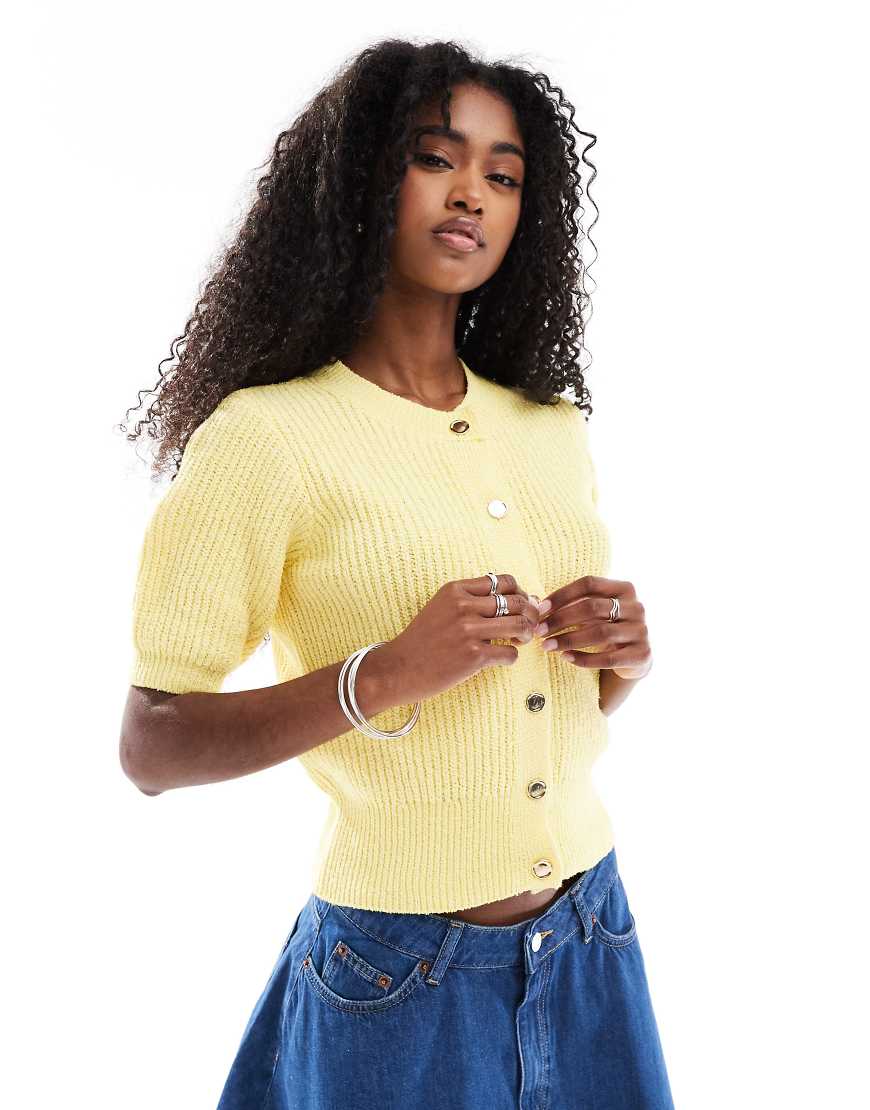 ASOS DESIGN - Strukturierte, kurzärmlige Bouclé-Strickjacke in Buttermilchgelb mit goldfarbenen Knöpfen von ASOS DESIGN