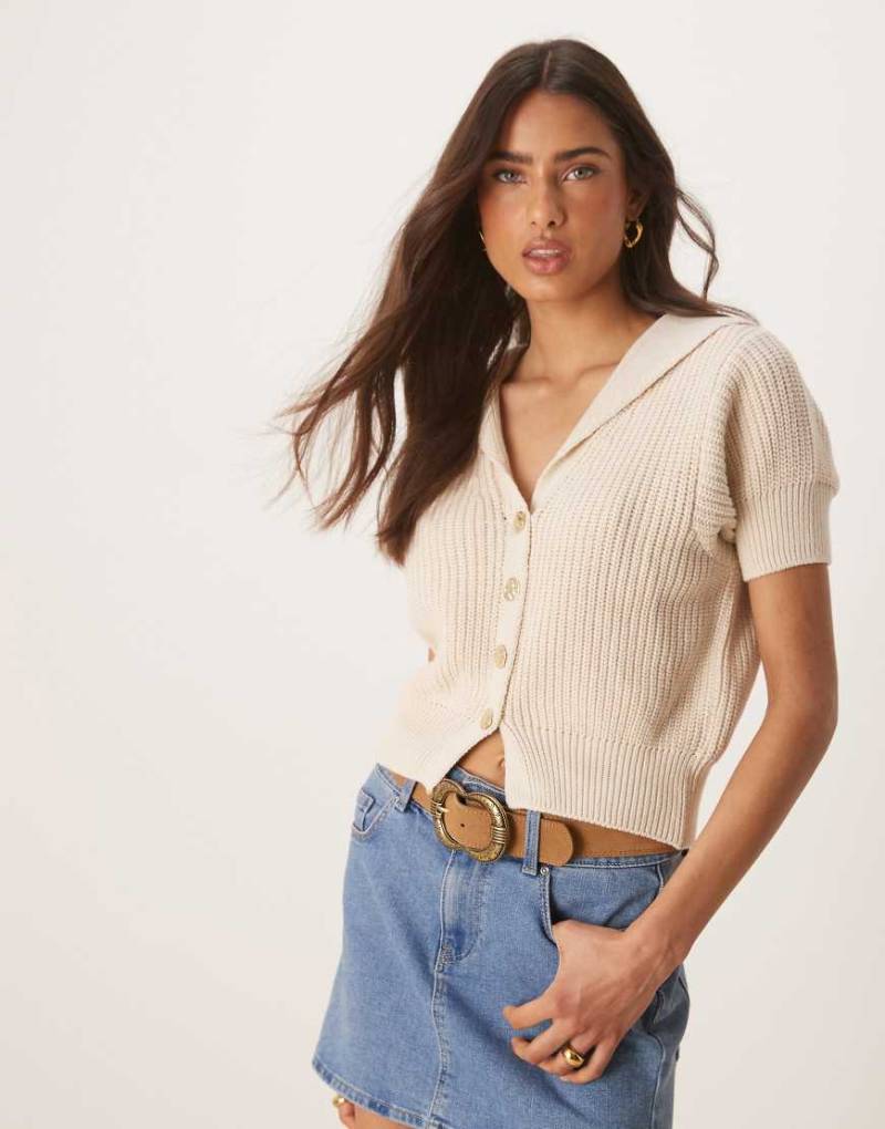 ASOS DESIGN - Strukturierte, kurzärmlige Strickjacke in Cremeweiß mit goldenen Knöpfen und Kragen von ASOS DESIGN