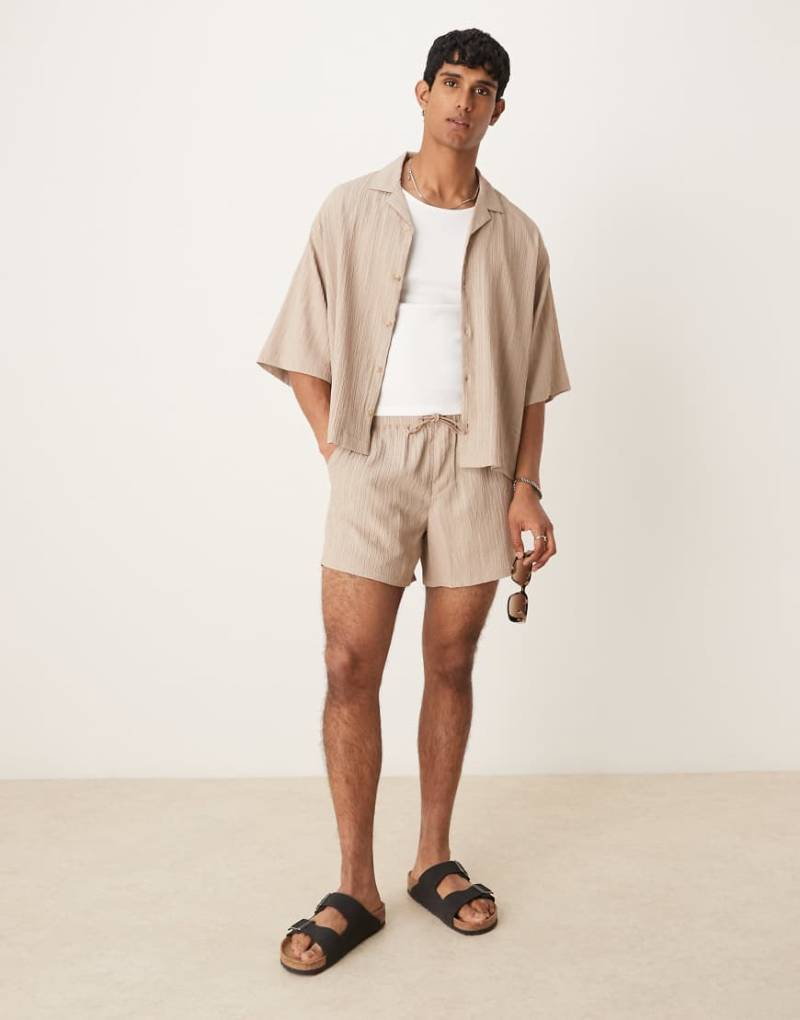 ASOS DESIGN - Strukturierte, kurze Shorts in Beige, Kombiteil-Neutral von ASOS DESIGN