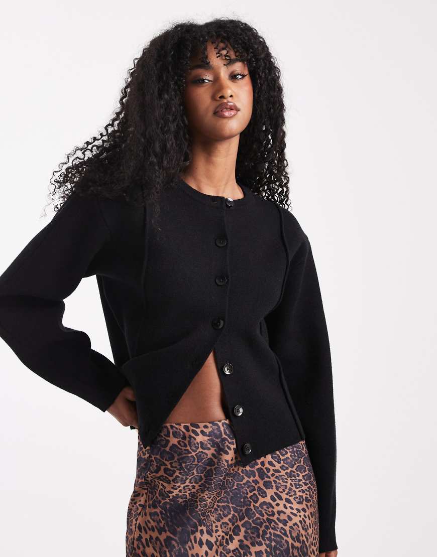 ASOS DESIGN - Strukturierte, taillierte Strickjacke in Schwarz mit Rundhalsausschnitt und kompaktem Muster von ASOS DESIGN