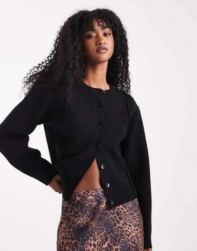 ASOS DESIGN - Strukturierte, taillierte Strickjacke in Schwarz mit Rundhalsausschnitt und kompaktem Muster von ASOS DESIGN